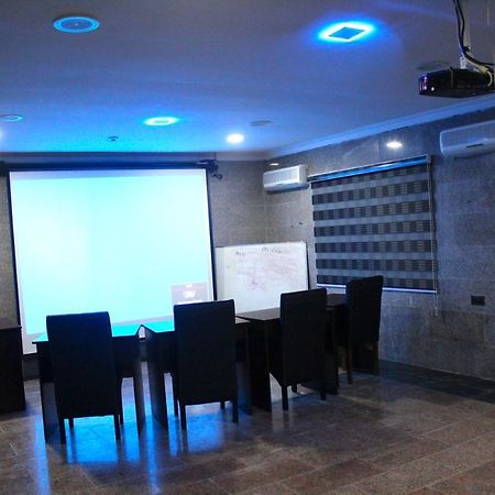 Class Suites Икеджа Екстериор снимка