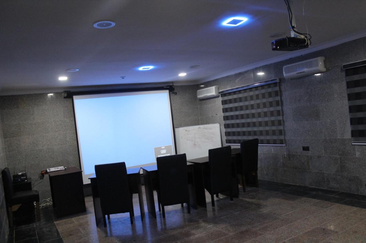 Class Suites Икеджа Екстериор снимка